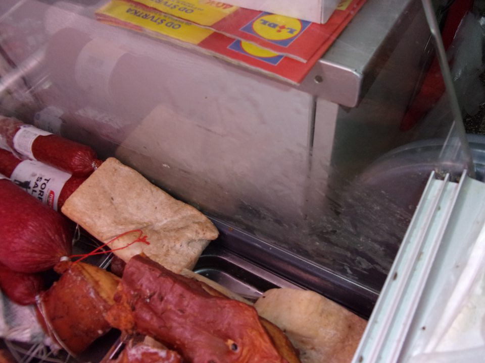 Znečistená bočná stena v chladiacej vitríne na mäsové výrobky.