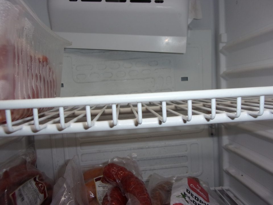 Uvoľnený ochranný kryt ventilátora v chladničke na mäso, mäsové výrobky a lahôdky.