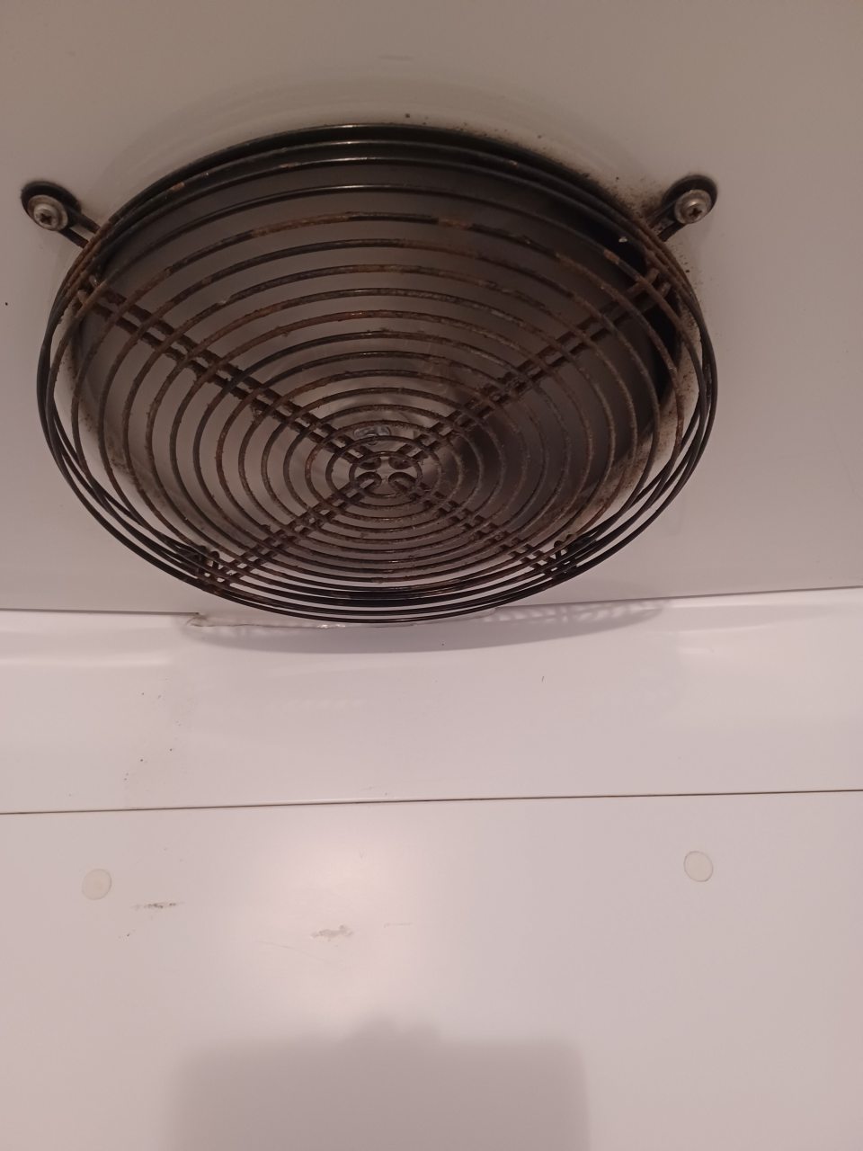 Znečistená mriežka chladiaceho agregátu v chladiarni zeleniny v sklade.