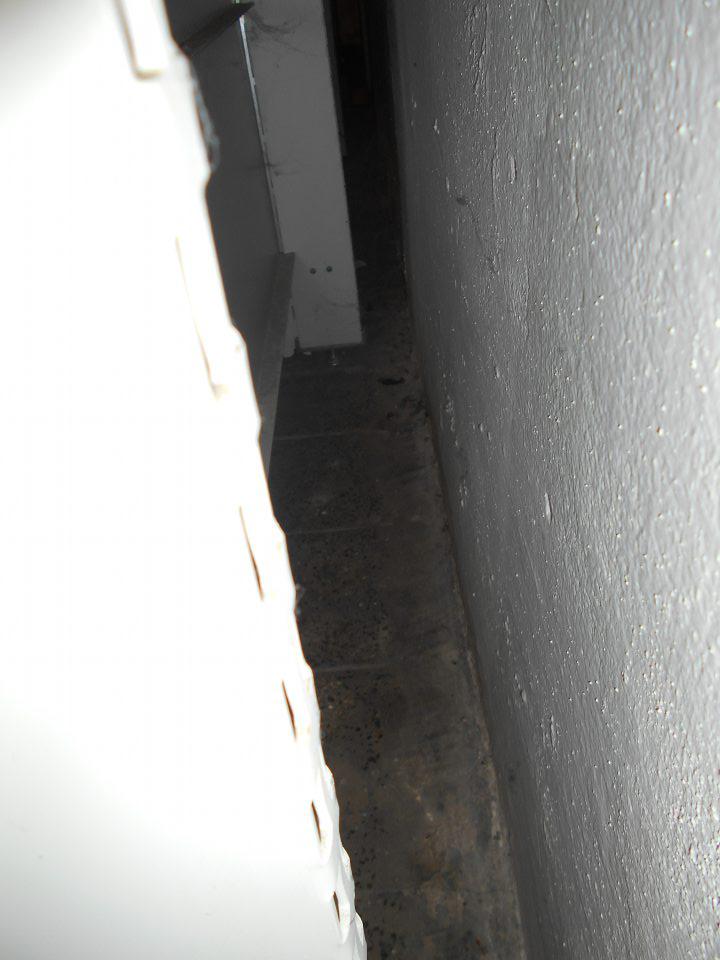 Nečistota za predajným regálom.