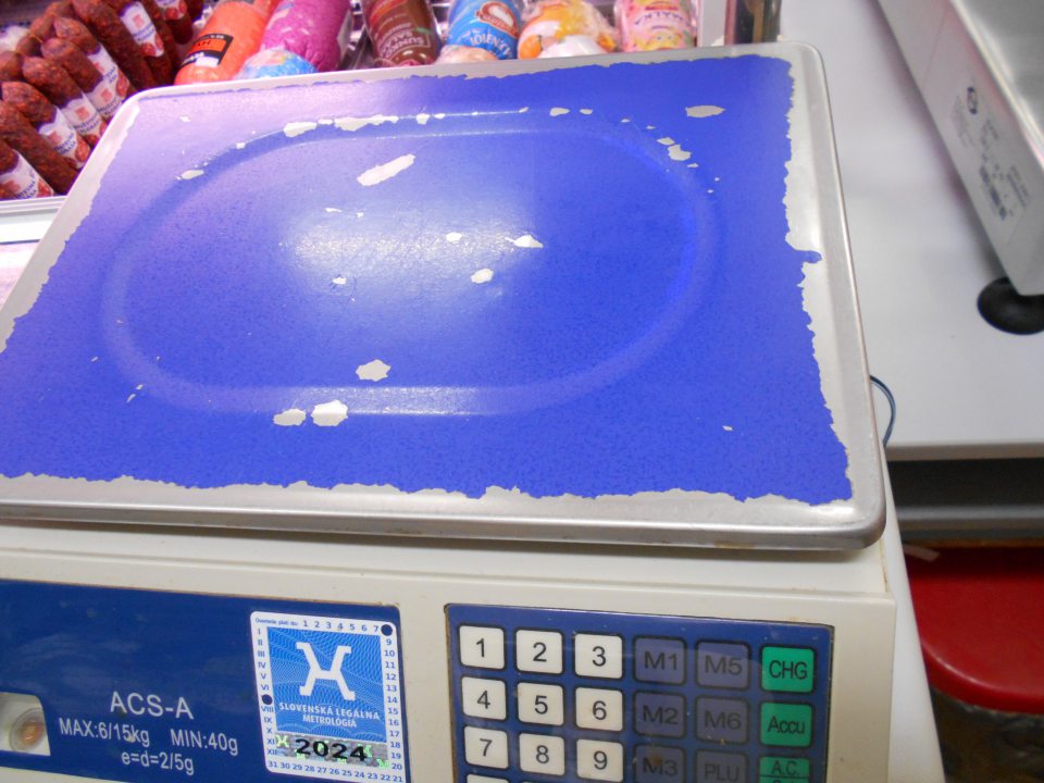 Poškodený náter na váhe.