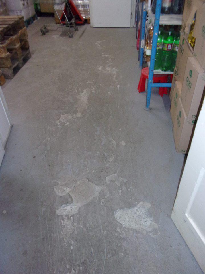 Poškodená podlaha v suchom sklade.