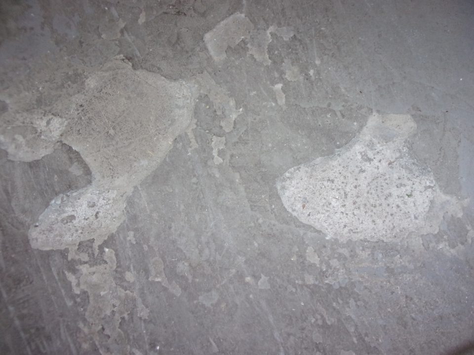 Poškodená podlaha v suchom sklade.