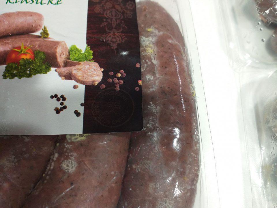  výrobok napadnutý plesňou, vzbudzujúci odpor - výrobok bol na predajni vystavený na predaj