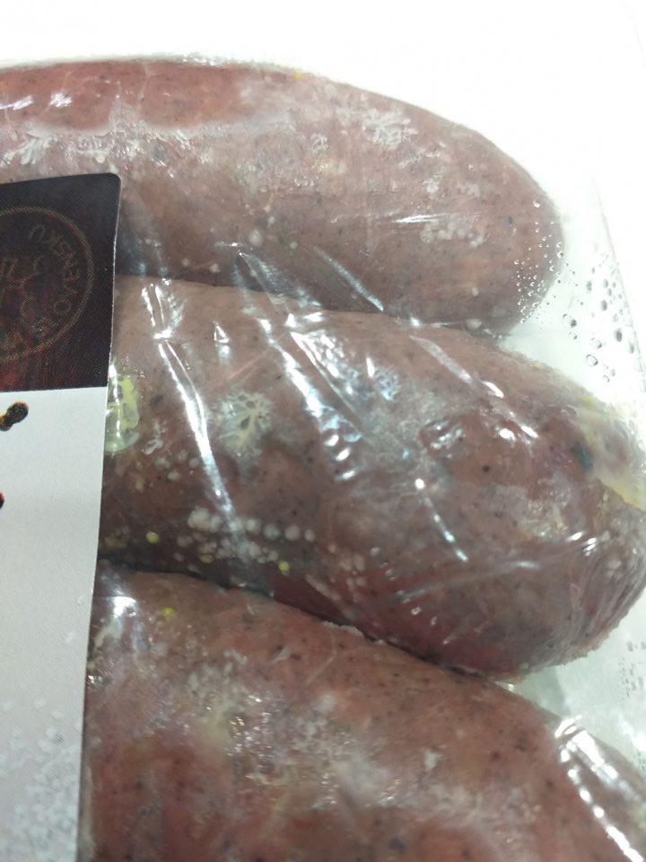 výrobok napadnutý plesňou, vzbudzujúci odpor - výrobok bol na predajni vystavený na predaj