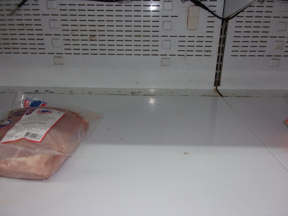 Poškodený náter v zadnej časti chladiacej vitríny.