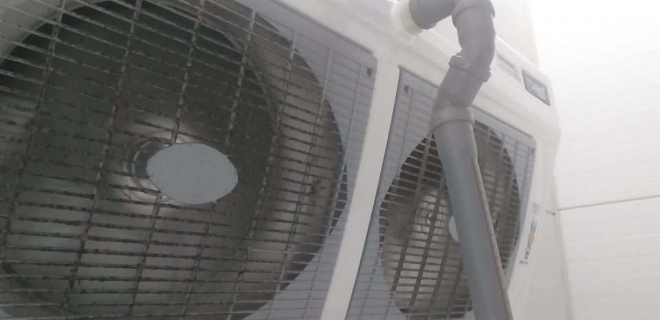 - znečistené mriežky ventilátora v chladiacom boxe v skade