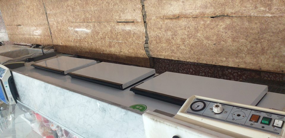 Necelistvý povrch PVC podlahy v manipulačnej chodbe a priestore pri pulte s mäsovými výrobkami 