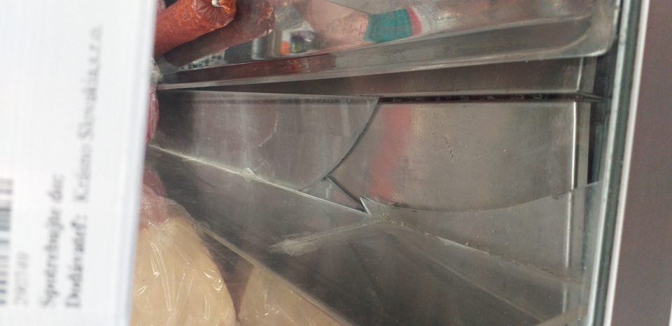 Prasknutá deliaca priečka z plastu v chladiacej vitríne na predaj mäsových výrobkov