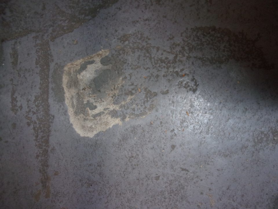 Poškodená podlaha.