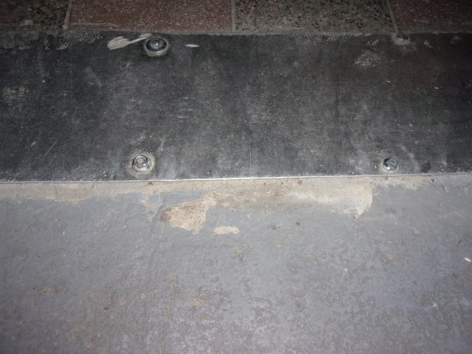 Poškodená podlaha.