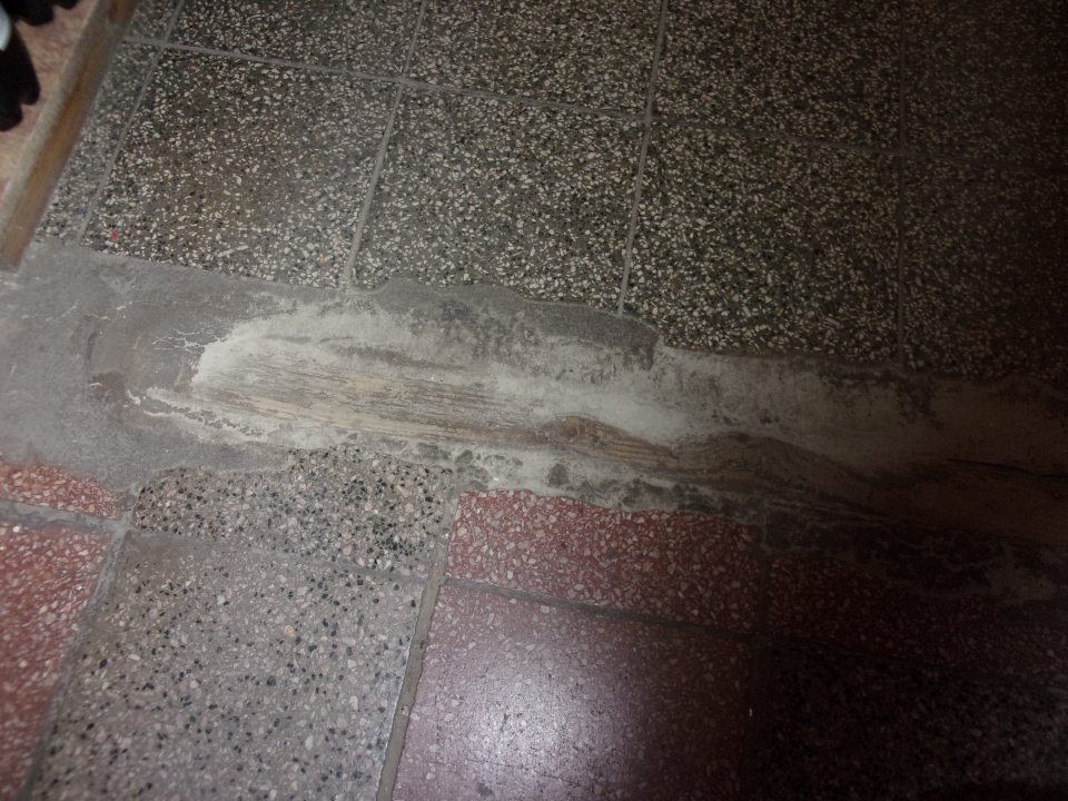 Poškodená podlaha.