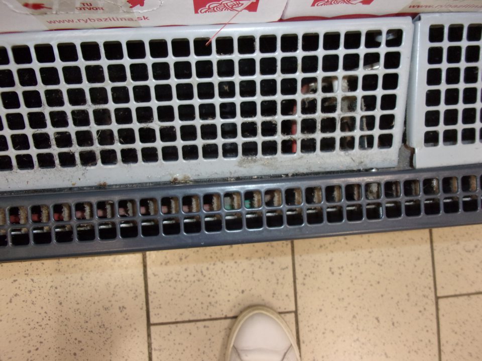 Znečistené mriežky chladiaceho zariadenia.