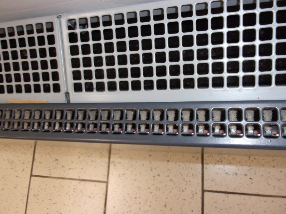 Znečistené mriežky v chladničke.