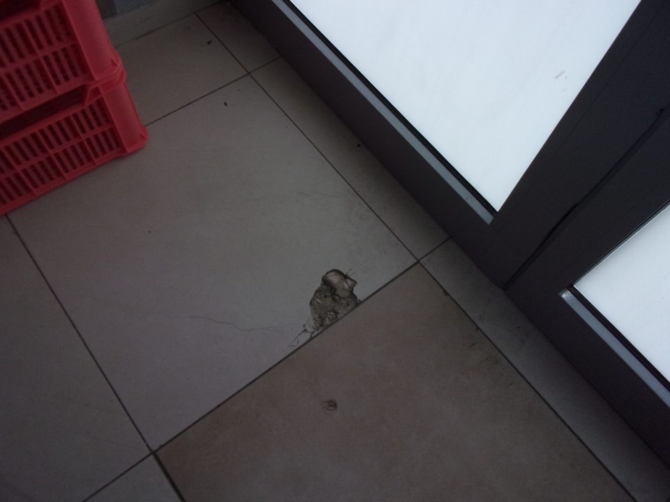 Poškodená podlaha v sklade.