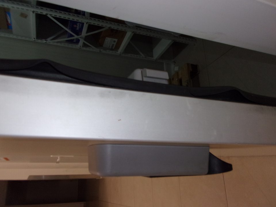 Poškodené tesnenie v chladiacom boxe v sklade.