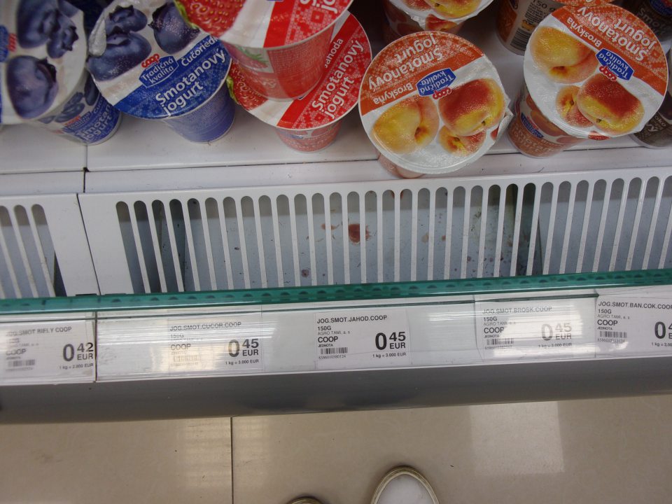 Znečistený priestor pod mriežkou v chladiacom zariadení na predajnej ploche.