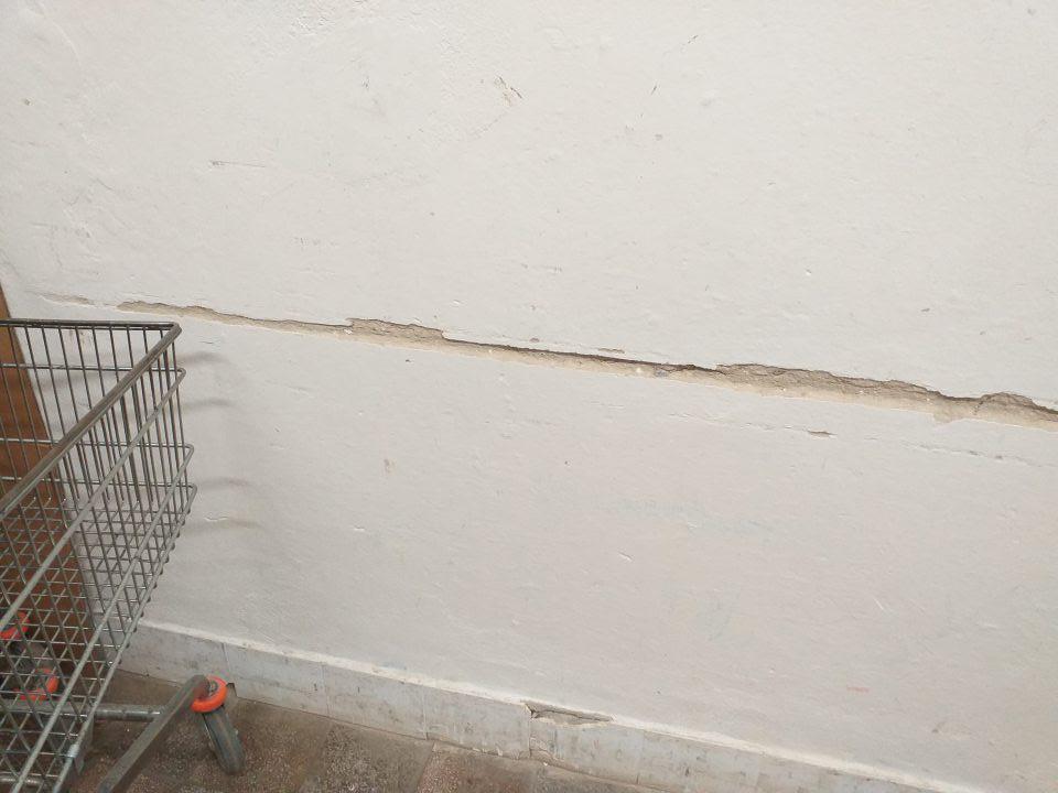 V sklade potravín necelistvá stena.