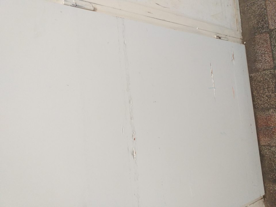 V sklade potravín necelistvý poškodený povrch dvier.