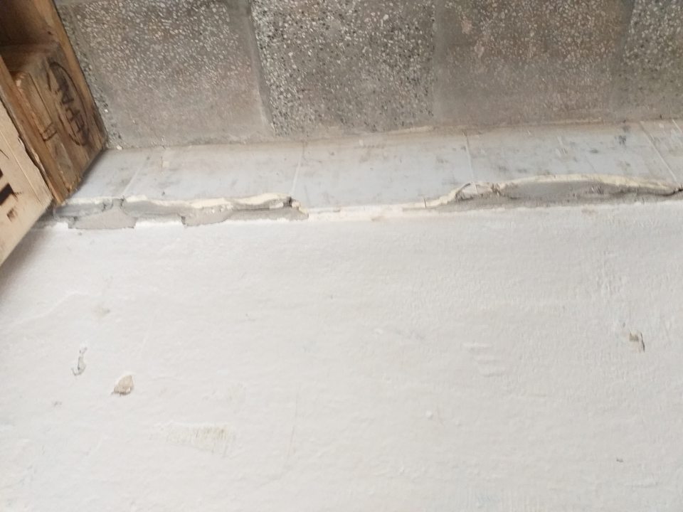 V sklade potravín necelistvý poškodený povrch dvier.