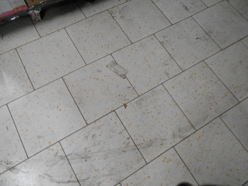 Znečistená podlaha v sklade.