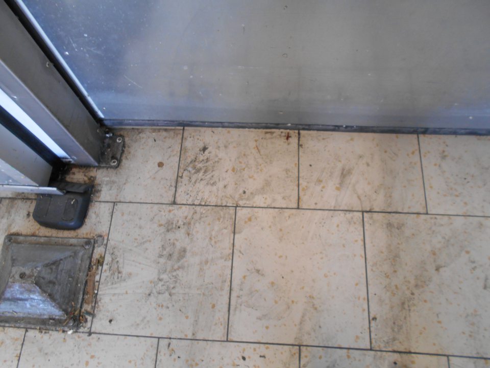 Znečistená podlaha v sklade.