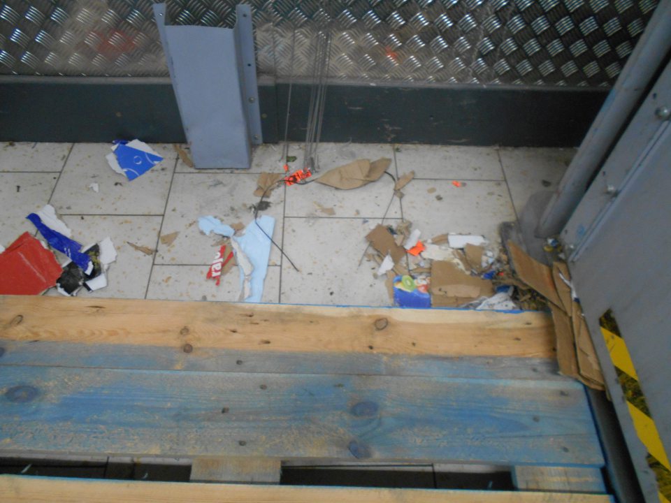 Znečistená podlaha v sklade.