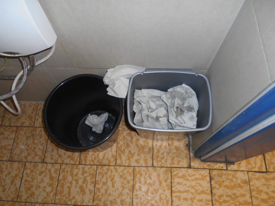 Neuzatvárateľná nádoba v predsieni záchodu.