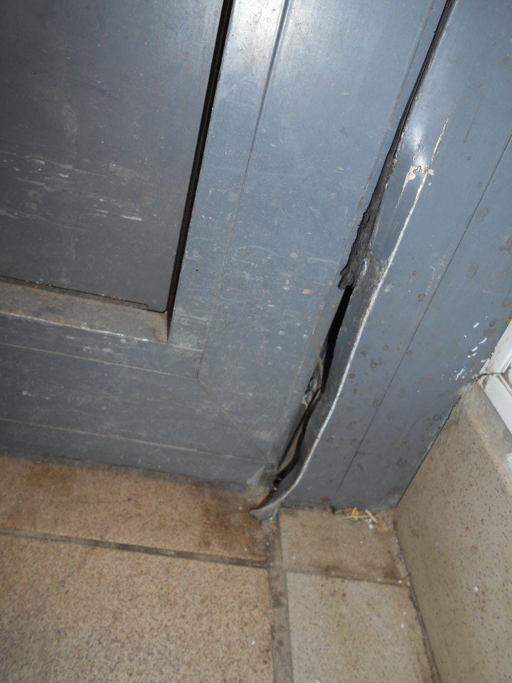 Dvere v zlom stave údržby