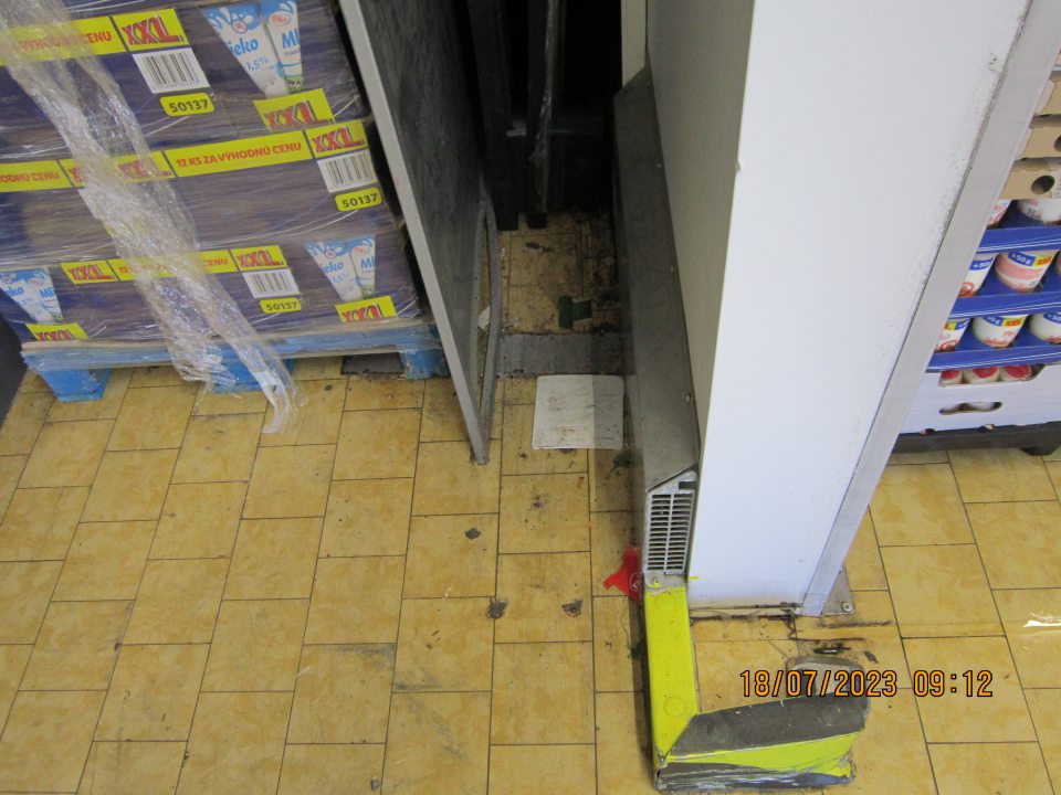 Silne znečistená podlaha v skladovacom priestore.