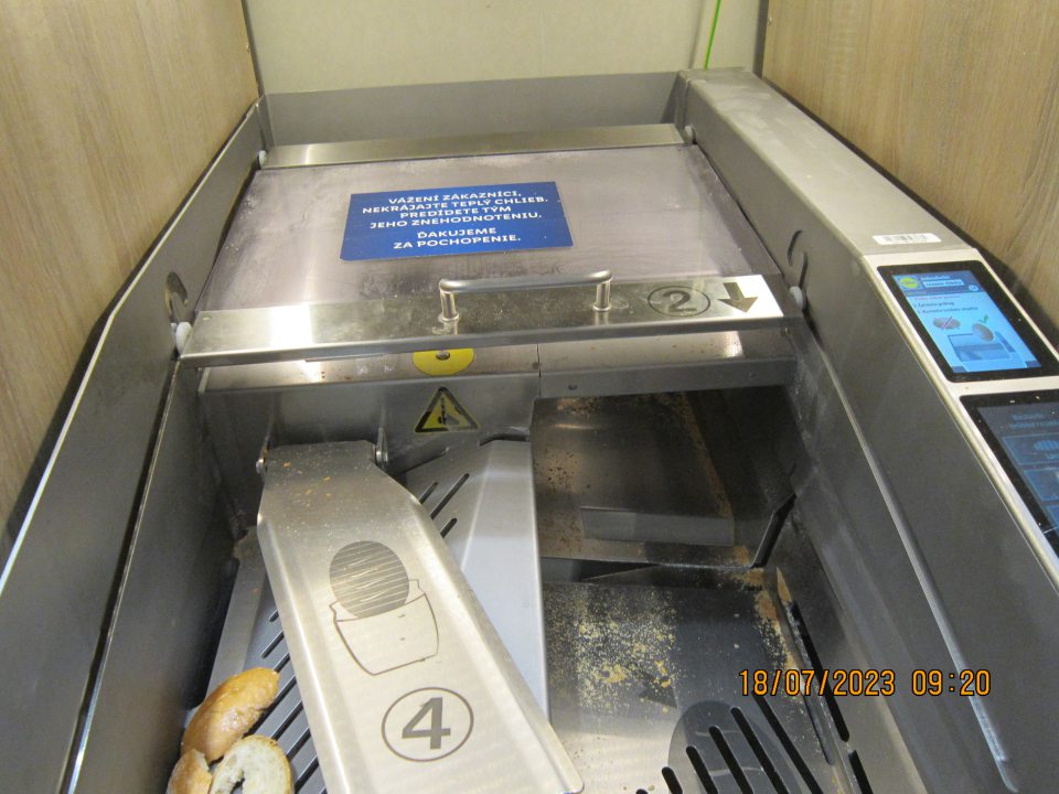Znečistený stroj na krájanie chleba.