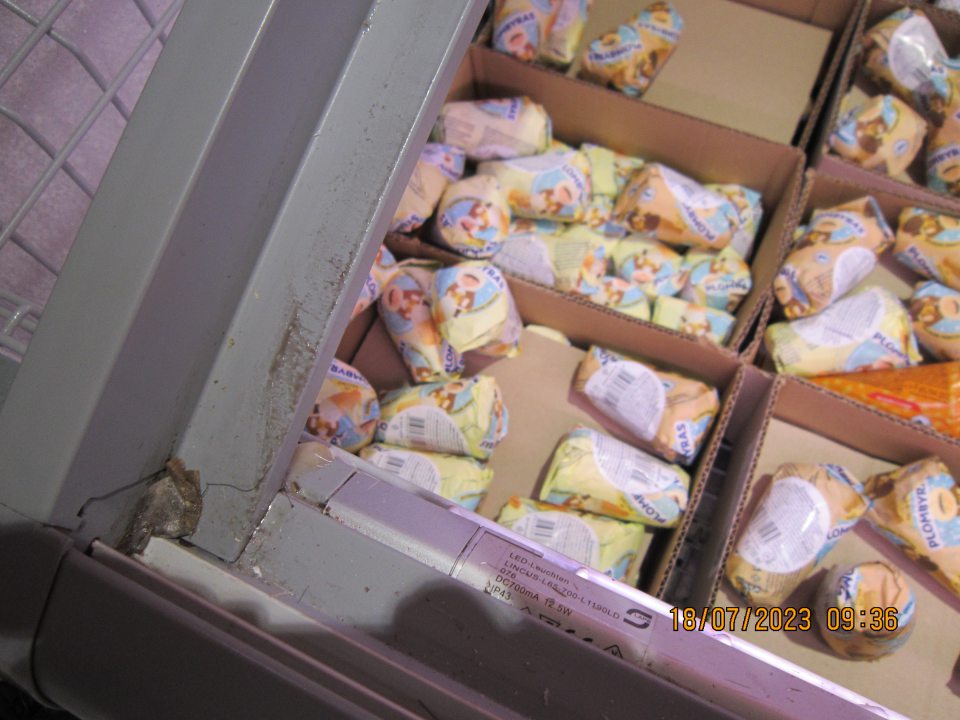 Znečistené mraziace zariadenie.