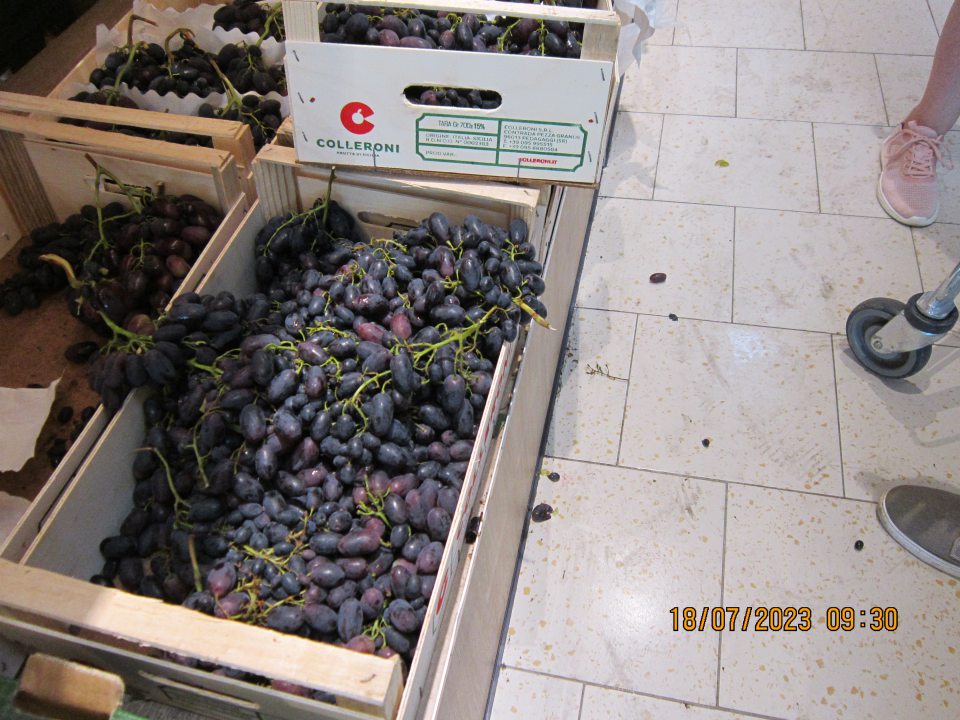 Znečistená podlaha na predajnej ploche.