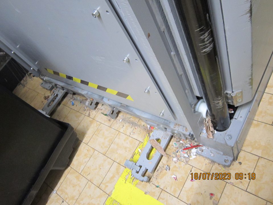 Priestor okolo lisu na kartóny znečistený prachom, špinou a odpadom.