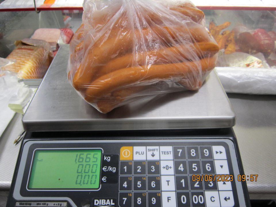 Pultový predaj mäsového výrobku po dátum spotreby 