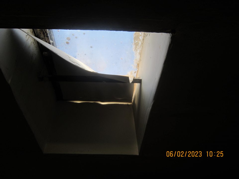 stropné okno prasknuté, s visiacim odlepeným plastovým krytom