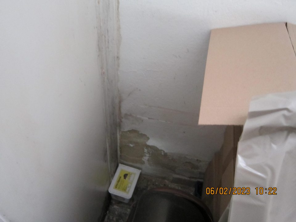 stena vedľa mraziaceho boxu M7 poškodená, s opadanou omietkou