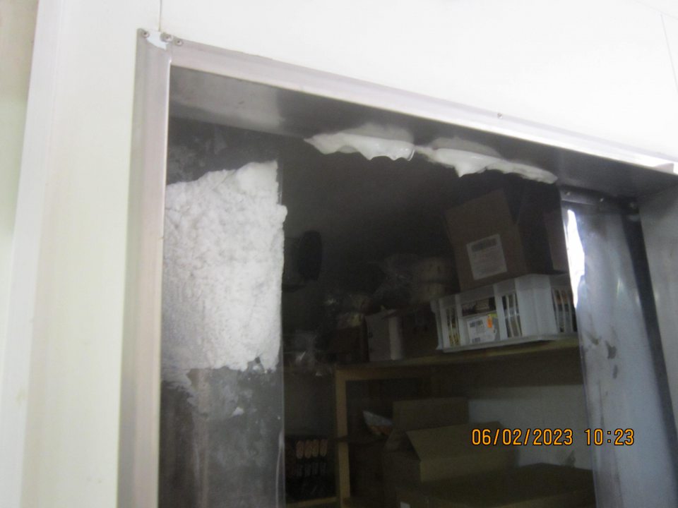 výskyt silnej námrazy v mraziacom boxe č. M7 nad vstupom a na plastových vertikálnych lamelách