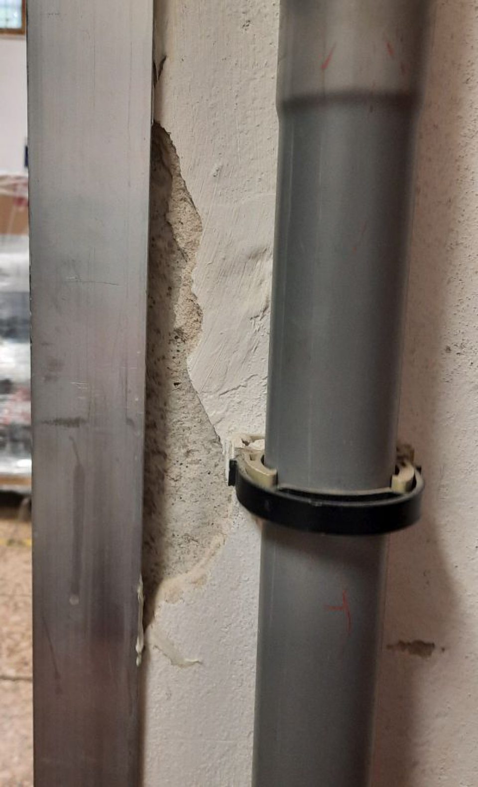 Poškodené rohy stien v zázemí prevádzkarne