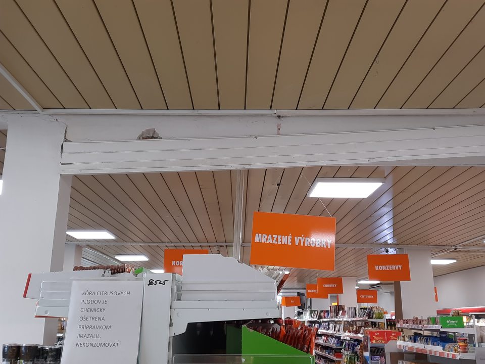 Uvoľnená (posunutá) deliaca lišta v stropnej časti predajne