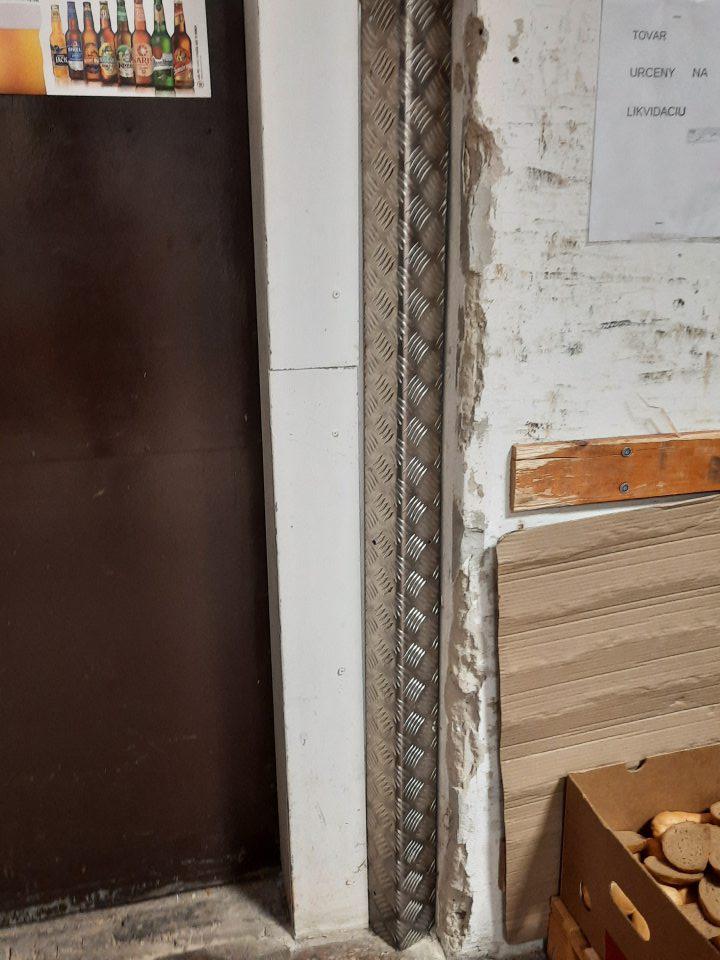 Porušenie celistvosti rohu steny v zázemí prevádzkarne