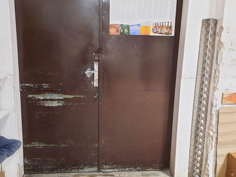 Porušenie celistvosti- náteru povrchu dverí v zázemí