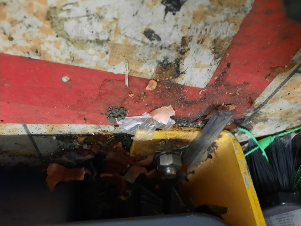 znečistená podlaha v skladovacom priestore zázemia