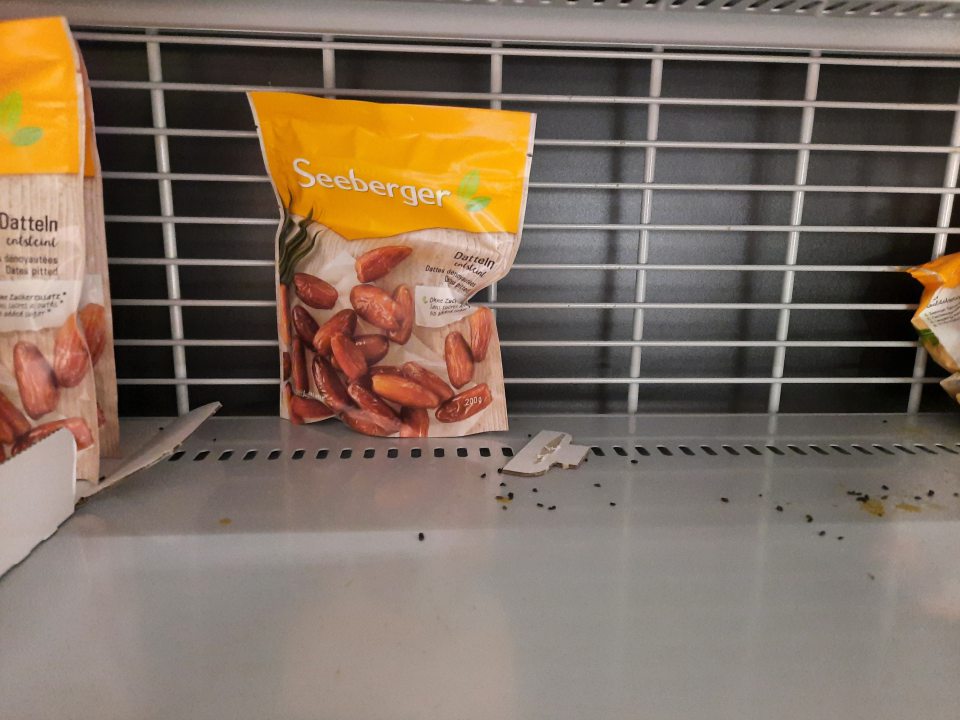 výskyt exkrementov na predajni 130223