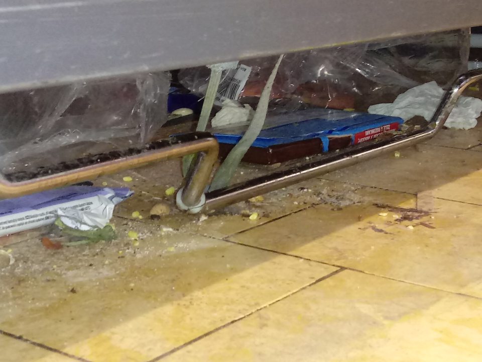 Na viacerých miestach v predajni znečistená podlaha so zvyškami obalového materiálu a potravín.