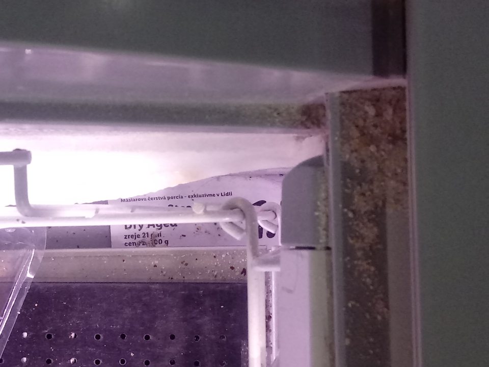 Znečistené mraziace zariadenia od zvyškov stavebného materiálu (znečistenie po oprave prevádzky).