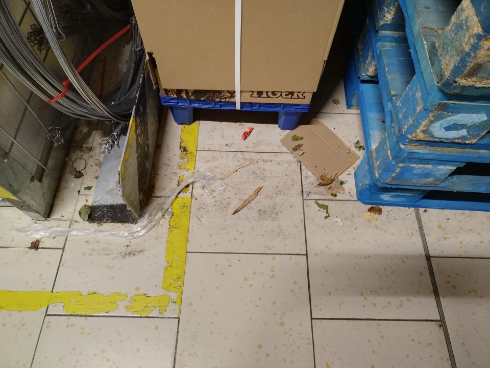 Znečistené podlahy v skladovacích priestoroch prevádzky.