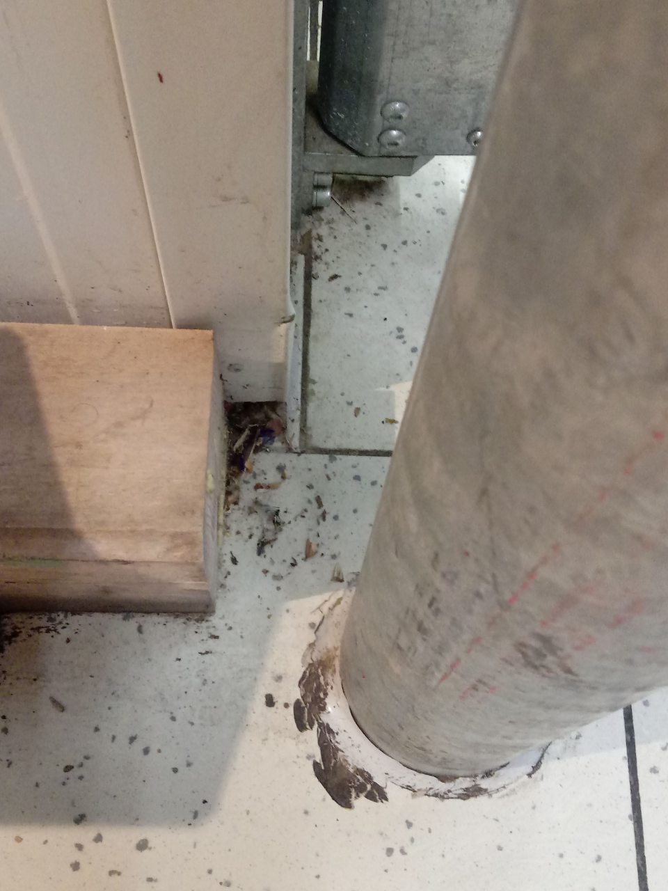 V skladovej časti Sklad ovocia a zeleniny na viacerých miestach a v rohoch silne znečistená podlaha.