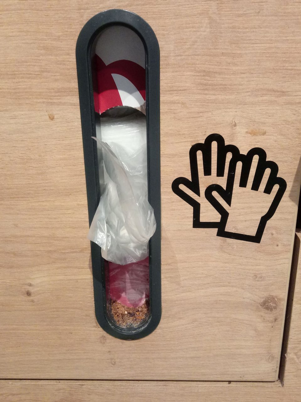 Výskyt nečistôt v zásobníku na jednorazové rukavičky.