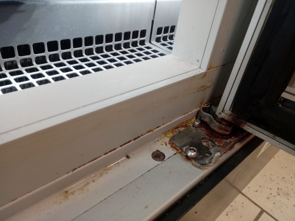 V prevádzke znečistené mraziace zariadenie s výskytom korózie.